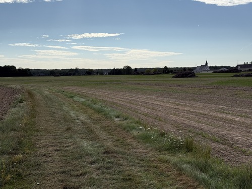 Nous avons tourné vers l'est, et traversons la plaine du Grand Chesnay. A droite, on&nbsp; distingue la flèche de l'église Saint-Paul de Corneville-la-Fouquetière.