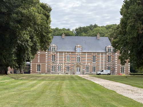 Le château de Fontaine l'Abbé (privé), adossé à la forêt de Beaumont, a fait l'objet d'importants travaux de restauration ces dernières années.&nbsp;