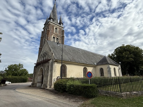 Eglise Saint-Jean-Baptiste. La fin de la boucle est à quelques pas sur la gauche.