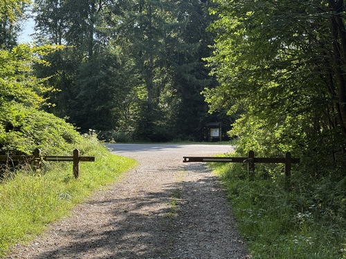 Nous arrivons au Carrefour du Châtelet, point de départ officiel du circuit (avec parking, panneau d'information, totem du circuit).&nbsp;