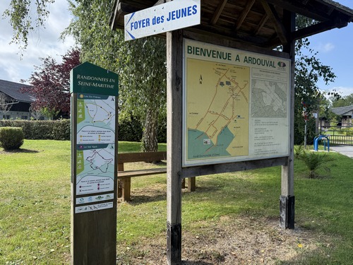 Retour au village d'Ardouval (Le circuit du Val Ygot avec la base de lancement de V1 reconstituée mérite aussi d'être suivi).