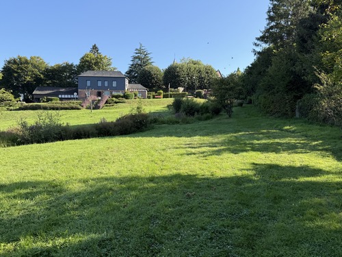 Nous arrivons au pied de la mairie des Hogues, guidés par le balisage jaune du circuit Boucle de Saint-Mathurin.