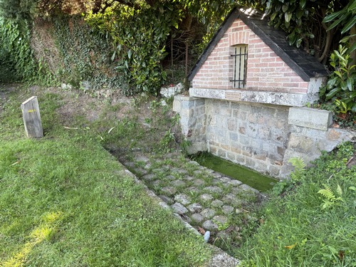 Source Saint Mathurin près de la mairie des Hogues.