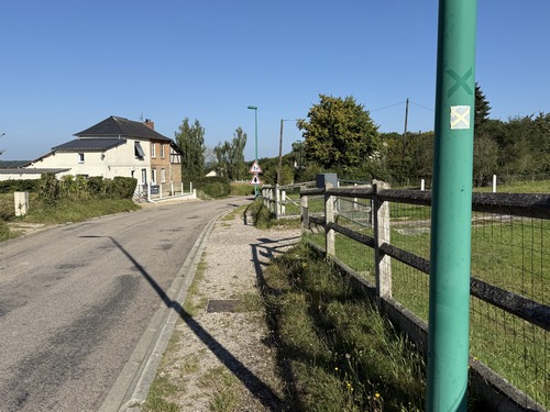 Nous quittons le balisage jaune pour sortir des Hogues par la rue du Bout de Bas.