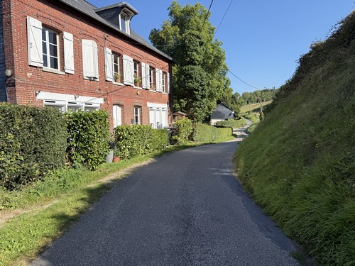 Le chemin des Elingues, qui traversait la parcelle 635 pour rejoindre la rue des Câbles, n'existe plus. Il faut aller chercher la rue des Câbles à son extrémité sud.