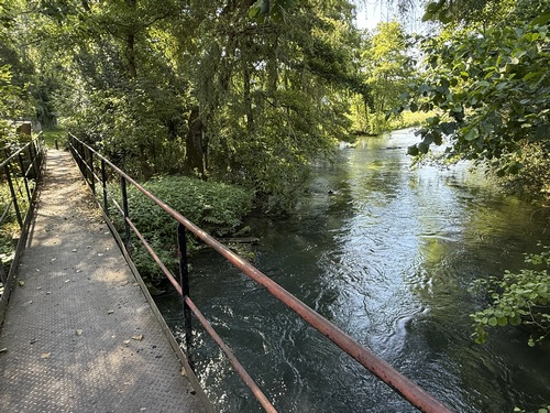 A mi-chemin de la rue des Câbles, nous traversons l'Andelle au niveau des anciens moulins. On voit que les paysages de ce circuit sont vraiment variés !