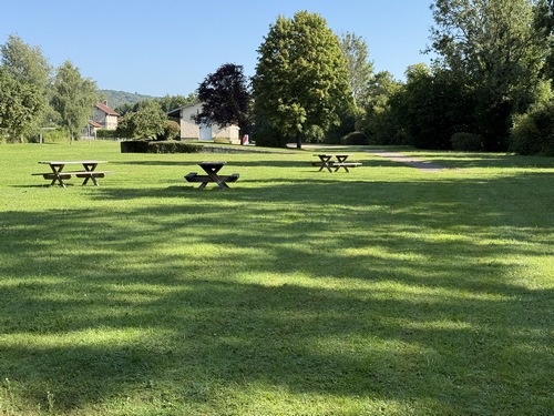Le chemin débouche sur cet espace de détente aménagé entre les anciens bâtiments de la gare et&nbsp; l'Andelle.