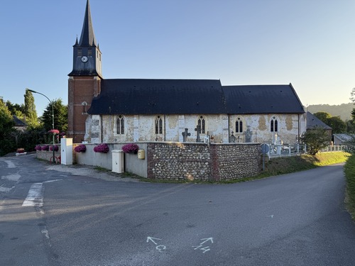 Nous partons du parking de la mairie et longeons l'église Saint-Pierre (XIIIe->XIXe).