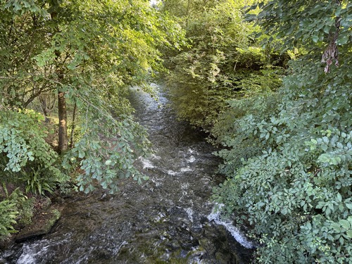 Nous longeons le mur de l'abbaye bénédictine Notre-Dame-des-Cormeilles, fondée vers 1060, et détruite après la Révolution, et nous franchissons la Calonne.