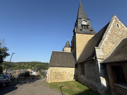 Nous longeons l'église Sainte-Croix, seule église de Normandie à avoir le sol en pente ! Et vraiment en pente ! La pente n'est pas visible sur les photos, mais des photos de l'intérieur de l'église sont dans l'album de la rando.