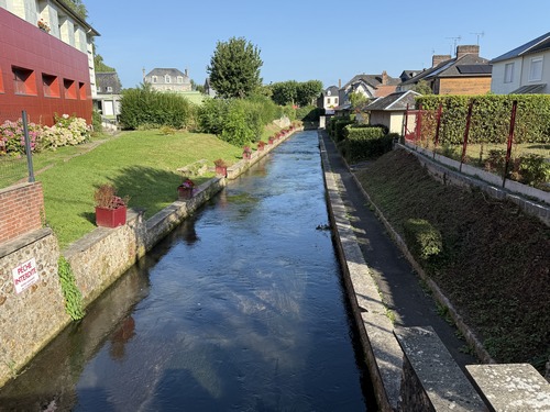 Traversée de la Calonne à Cormeilles. Nous aurions dû prendre la promenade que l'on voit à droite le long de la rivière.