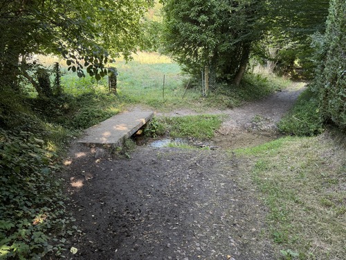 Nous sortons de Cormeilles et rejoignons le chemin Saint-Crépin. Une chapelle est sur la droite, au carrefour du chemin et du ruisseau, mais elle cachée dans la propriété du manoir du Val Hébert.