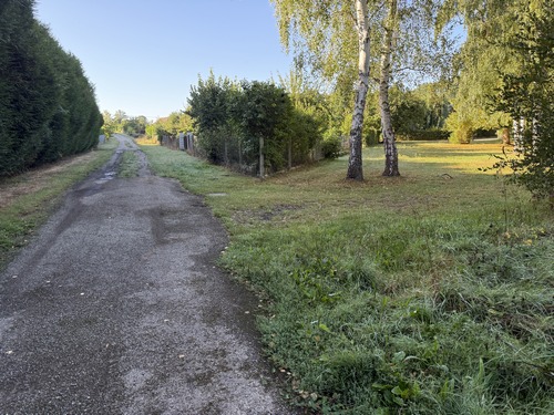 Nous allons quitter le chemin et prendre ici à droite le passage pour traverser le Bout de la Ville.