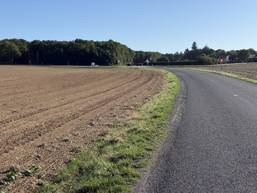 Nous rejoignons la D32 que nous allons suivre sur 650 mètres.