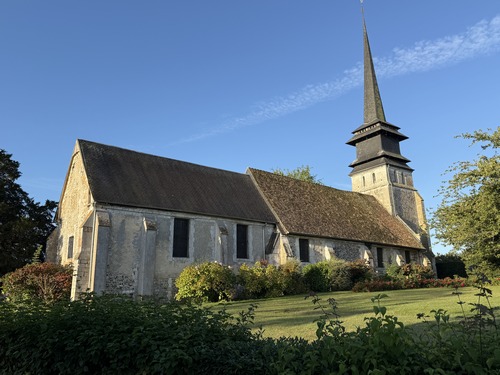 Je pars du parking de l'église Saint-Ouen, construction rectangulaire en pierre et silex du XVIIe siècle. L'if près de l'église est classé.