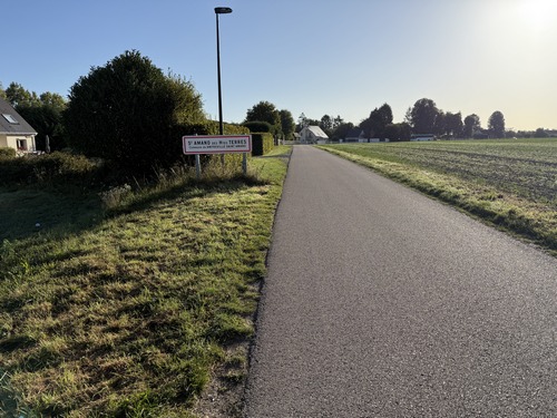 Je marche 400 mètres le long de la D85 sur un accotement stabilisé et tondu. Je vais tourner à gauche ici avant l'entrée de Saint-Amand.