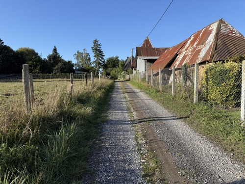 Non loin des sources de l'Oison, je remonte vers le bourg de Saint-Amand.