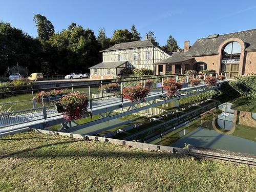 Après avoir traversé les plaines du nord d'Amfreville-la-Campagne, j'arrive dans le bourg, charmant.