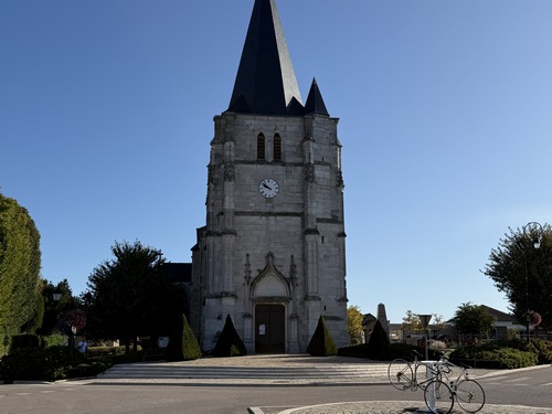Eglise Notre-Dame d'Amfreville-la-Campagne (1887). La tour carrée date du XVe siècle, déplacée pierre par pierre de son emplacement d'origine, près du château.&nbsp;