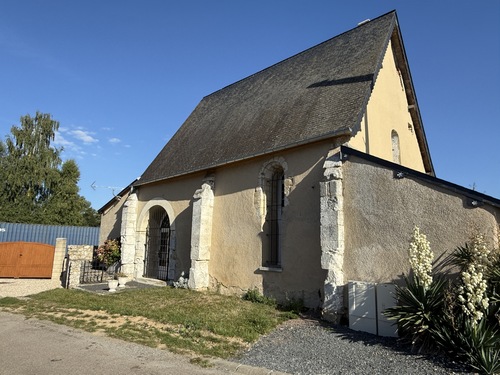 Je longe l'ancienne chapelle du prieuré de Saint-Aubin-des-Fresnes, fondé au XIème siècle. Longtemps utilisée comme grange, l'ancienne chapelle est désormais une habitation privée.&nbsp;
