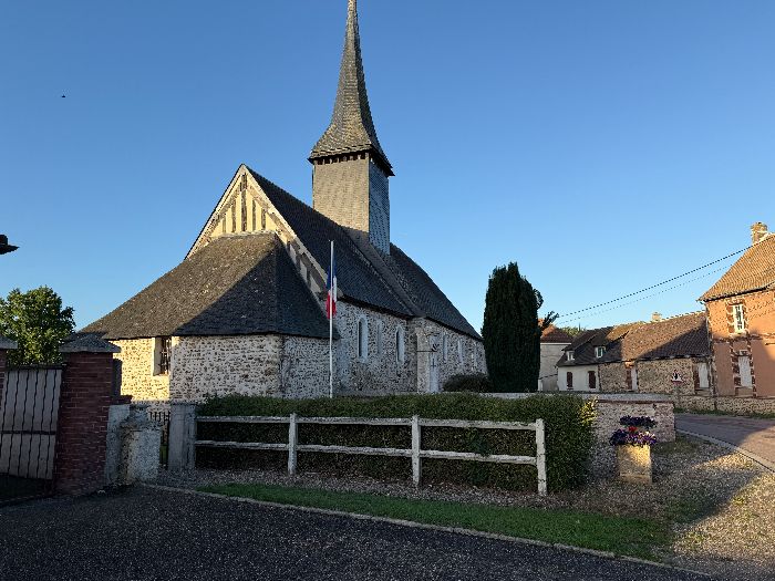 Nous partons du parking de la mairie, et passons le long de l'église Saint-Julien (XIIe).