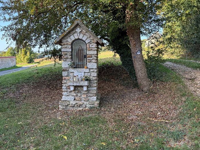 Nous arrivons à l'Oratoire de la Liègue, et suivons à droite le chemin en direction du bois de Bimorel.