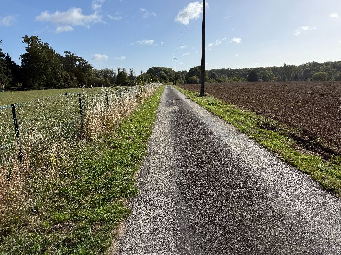 A partir de maintenant, nous allons suivre une succession de routes communales (C69, C166, C72), pas désagréables, mais le goudron n'est jamais notre idéal de randonnée.