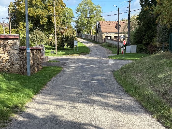 Au Froc de la Ville, nous retrouvons le carrefour qui ferme la boucle. Nous allons continuer en face pour rejoindre Saint-Julien-de-la-Liègue.