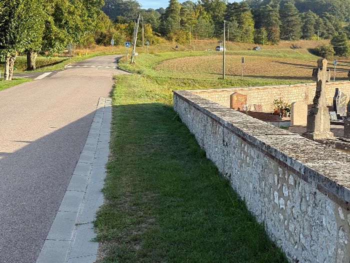 Il est l'heure de rentrée des élèves, j'évite donc le parking de l'école, départ officiel du circuit, et je me gare sur le parking du cimetière. Je vais rejoindre la petite route du Val Morin, à droite après le cimetière.