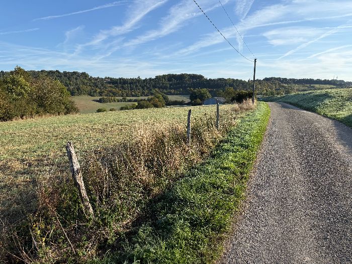 Sur le plateau, la vue s'ouvre sur la plaine agricole du Val Morin.