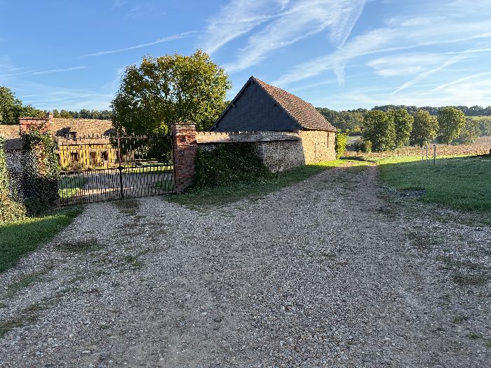 Après la ferme du Val Morin, la route devient un chemin en direction de Botremare.