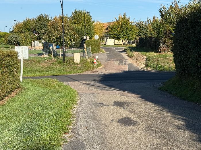 Je vais traverser la D69 et continuer en face dans le hameau de Botremare.