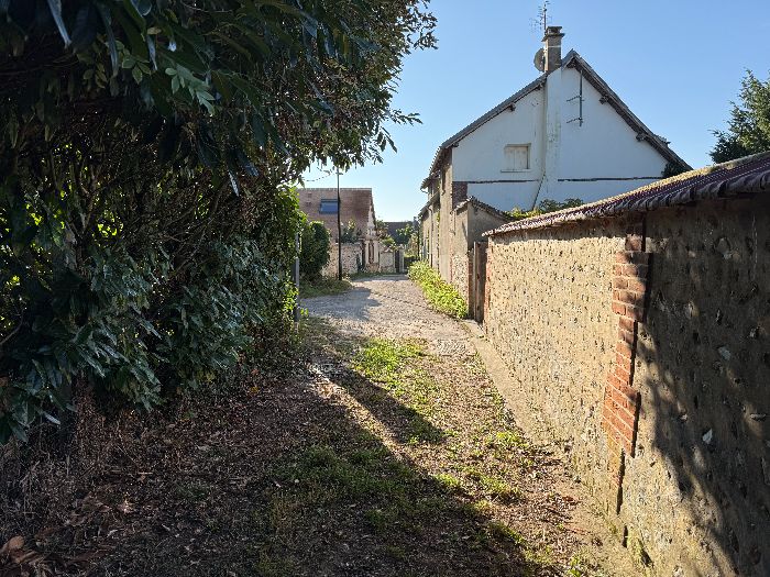 De retour dans Fontaine-Heudebourg, le circuit évite de marcher sur la D836 en passant ici entre les maisons.