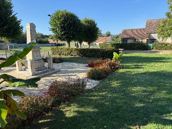 Je traverse la D836 et cette petite place pour continuer dans la rue du Moulin Foulon.