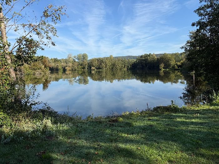 J'arrive en bordure des étangs de Fontaine-Heudebourg. C'est toujours un spectacle d'une sérénité hors-norme. Ce sont des étangs de pêche, à respecter.