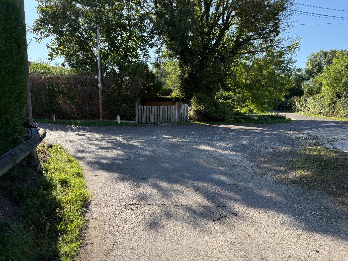 Après les étangs, je retrouve le carrefour de la rue du Moulin Foulon. Je vais prendre à gauche pour marcher vers le parking du cimetière.