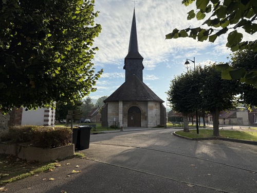 Je suis garé sur le parking de la bibliothèque, coup d'œil sur l'église Notre-Dame avant de partir vers l'est.
