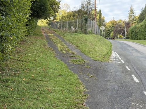 Je sors du bourg par la rue de la Vallée Dame, et je la quitte ici à gauche.