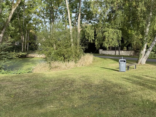 Le Chemin des Marettes débouche sur la charmante place des Trois Mares de Boos. Un banc a été installé près de l'une des mares.