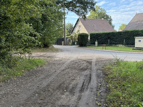 En arrivant à La Chapelle-du-Bois-des-Faulx, je reste sur les chemins en prenant ici le chemin dont on devine l'entrée à gauche.
