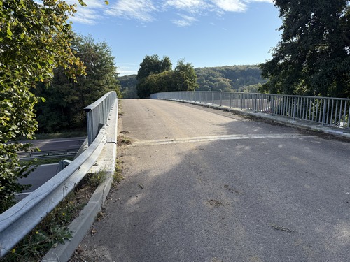 Je traverse le village et arrive sur ce pont agricole qui passe au-dessus de la N154.