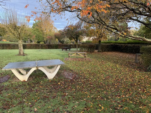 Nous partons du parking de la salle polyvalente (réservé aux familles aux horaires d'entrée et sortie de l'école), qui bénéficie de tables de pique-nique.