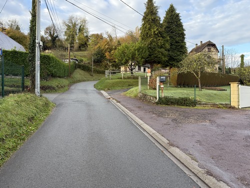 Nous montons sur la colline par la rue de la Forge.