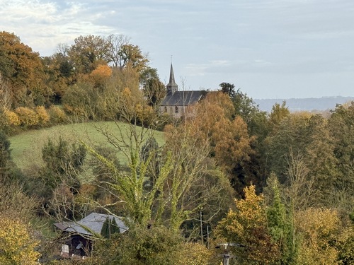 Regard arrière sur l'église Saint-Pierre-et-Saint-Martin (XIIe XIIIe).