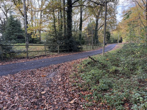 La Charrière du Roule est une très ancienne voie qui reliait Foulbec à St-Maclou. Des parcelles de cette voie ont disparu, mais nous l'avons suivi en grande partie depuis le départ. Nous arrivons sur une zone goudronnée qui redevient chemin après la dernière maison.
