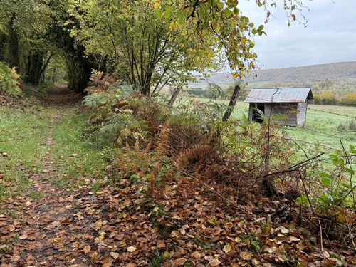 Le très agréable chemin de la Brulette permet des coups d'œil sur la vallée de la Risle.