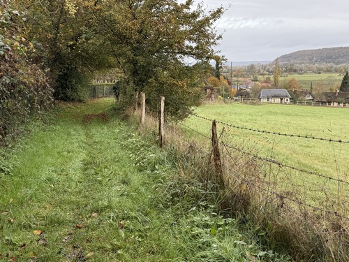 Nous voyons déjà les premières maisons de Foulbec.&nbsp;