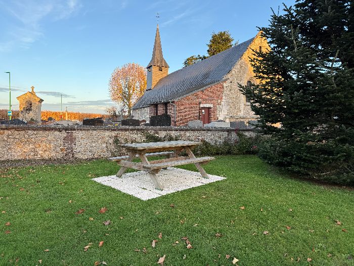 Nous partons du parking de la mairie, près de l'église de Blacarville (XIIIe -> XVIIIe). L'espace entre la mairie et l'église bénéficie de 2 tables de pique-nique.