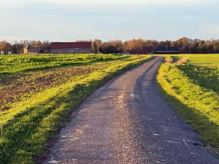 La première partie du circuit descend du plateau vers Pont-Audemer en suivant des rues et des petites routes tranquilles.