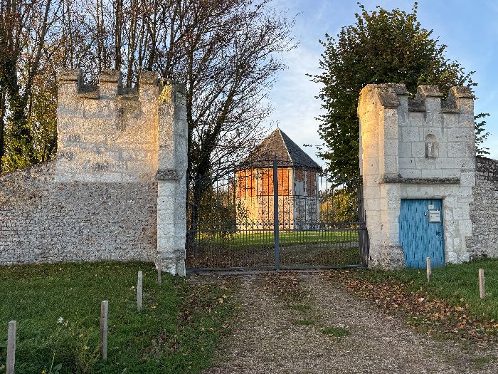 Portail Crénelé et colombier de la Ferme de Lorie.